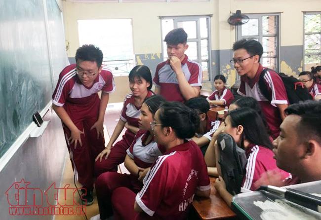Cổ động viên TP Hồ Chí Minh đội mưa xem U23 Việt Nam ảnh 7